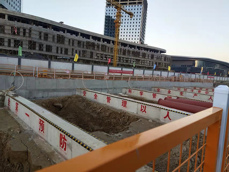 徐州中铁十八局基坑喷漆及护栏安装完成